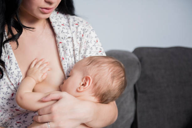 Femme qui donne le sein à son bébé